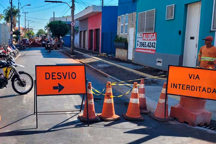 Com o andamento das obras do corredor de ônibus da avenida Saudade, pelo programa Ribeirão Mobilidade, a partir desta sábado, dia 17 de dezembro, novos trechos de vias no bairro Campos Elíseos serão interditados.