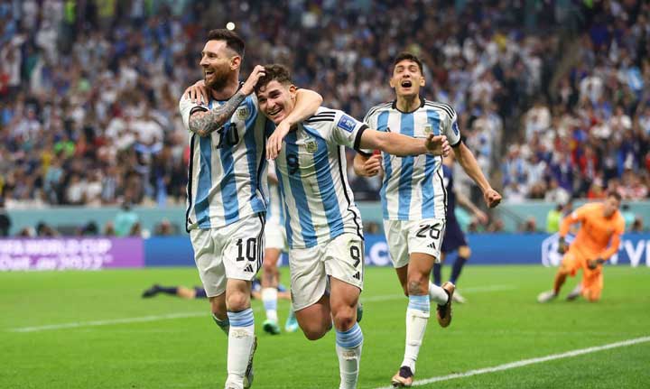 Com brilho de Messi e Álvarez, Argentina chega à final da Copa