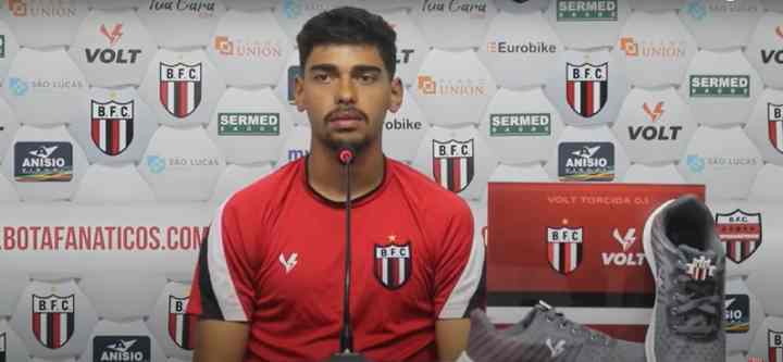 Nesta quinta-feira (15), o meio-campista Guilherme Madruga participou da entrevista coletiva e agradeceu a oportunidade de jogar pelo Botafogo.