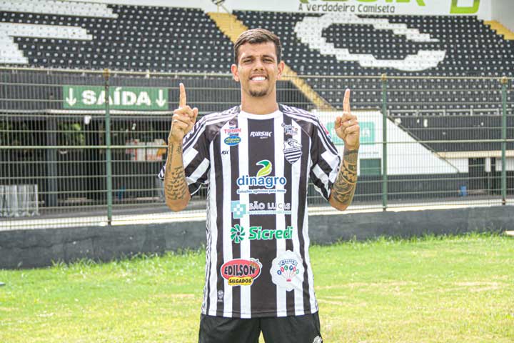 Após conquistar acesso para a Série B do Campeonato Brasileiro neste ano, o atacante Kadu Barone assinou contrato com o Comercial até o final da próxima temporada.