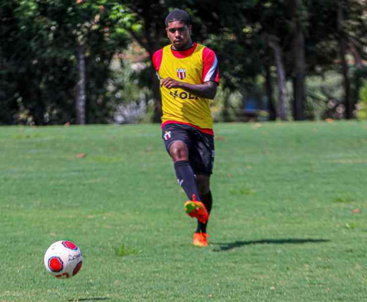 Volante Marcos Júnior é um dos reforços do Botafogo-SP para a próxima temporada. O jogador chegou ao clube esse mês depois de passagem pela Ponte Preta, na Série B do Campeonato Brasileiro.