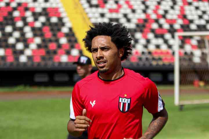 O atacante Osman concedeu entrevista coletiva e falou sobre sua vinda para o Botafogo, desafios e objetivos para 2023.
