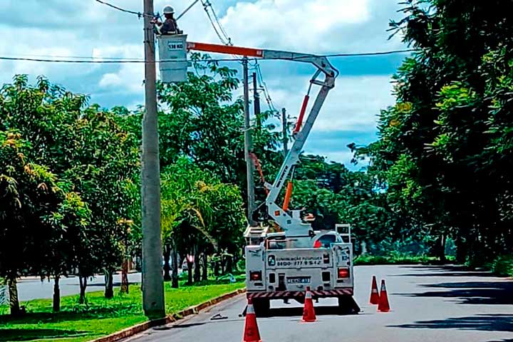 Para atender áreas da cidade onde a iluminação é deficitária, a Prefeitura, por meio da Secretaria Municipal da Infraestrutura, tem trabalhado de forma intensa instalando braços de luz em postes de vias públicas.