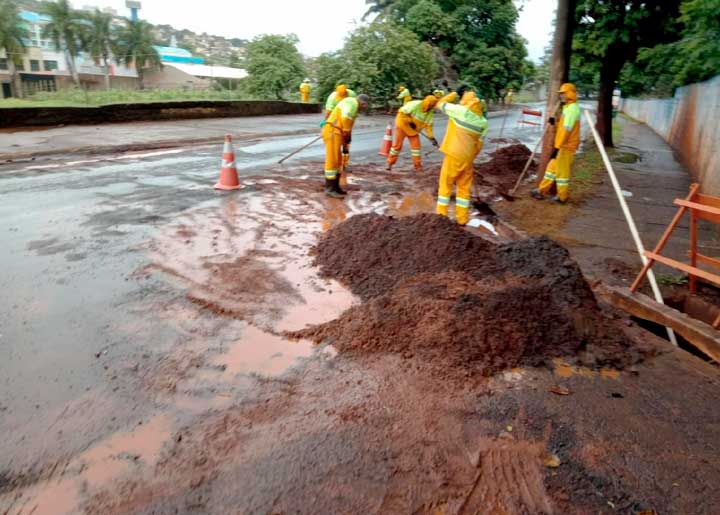 As equipes da Prefeitura de Ribeirão Preto estão trabalhando desde o início da manhã desta segunda-feira, 26 de dezembro, na sinalização, limpeza e manutenção de pontos de alagamento após as fortes chuvas registradas na madrugada, que atingiram um volume de 130 mm.