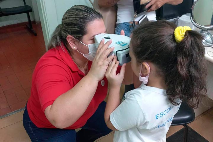 Saúde entrega óculos a crianças na UBS Ribeirão Verde