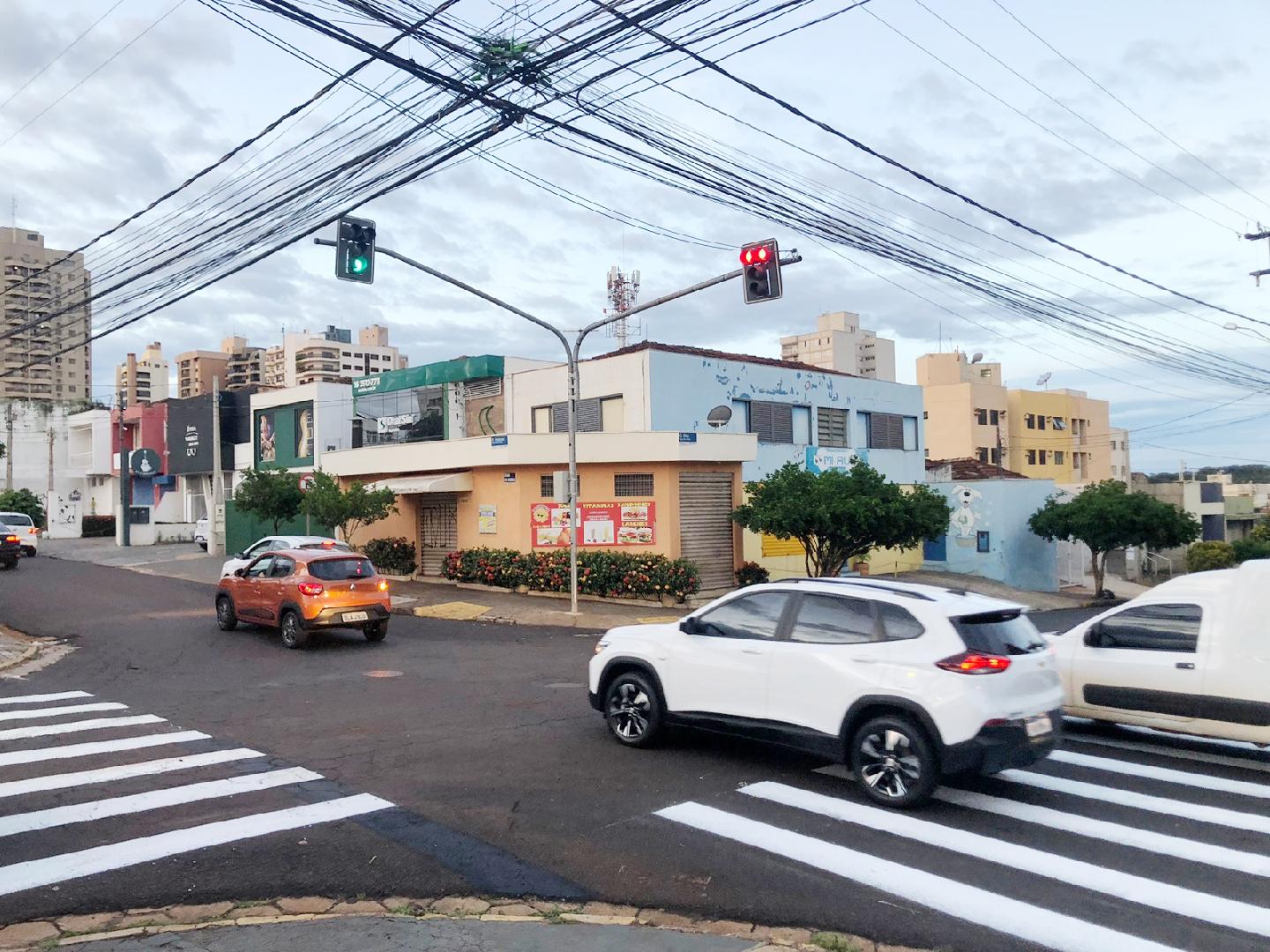 Novos semáforos iniciam funcionamento na Vila Seixas
