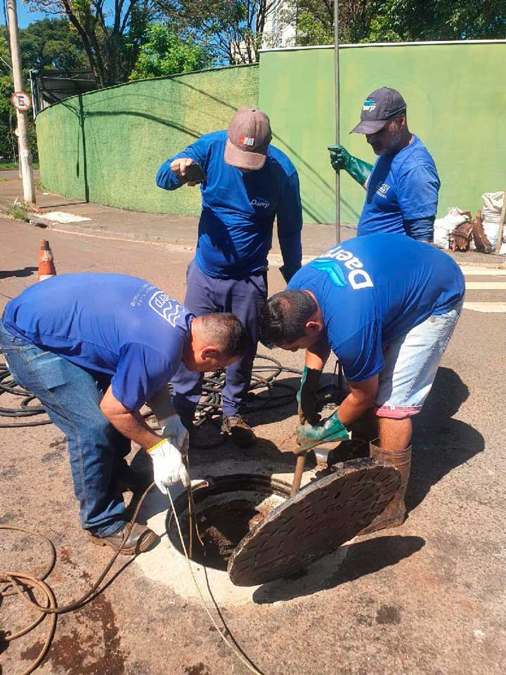 De dezembro até a primeira semana de janeiro de 2023, as equipes da Saerp responsáveis pela desobstrução de redes de esgoto realizaram mais de 1.400 ações de limpeza no sistema em toda a cidade.