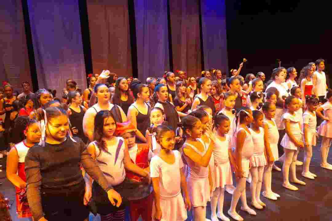 Com o espetáculo “Arte Transforma Vidas”, cerca de 300 alunos criaram diversas coreografias de ballet, danças urbanas, jazz, circo e teatro