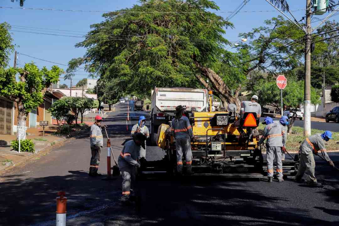 Lotes em execução beneficiam 30 bairros e fazem parte do programa Ribeirão Mobilidade, que já asfaltou 121 bairros de 2017 até hoje
