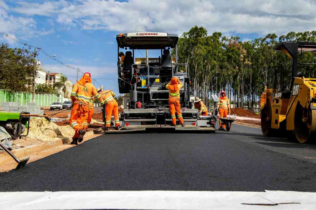 Nesta terça, 18, última camada de asfalto começou a ser implantada no prolongamento da avenida Independência