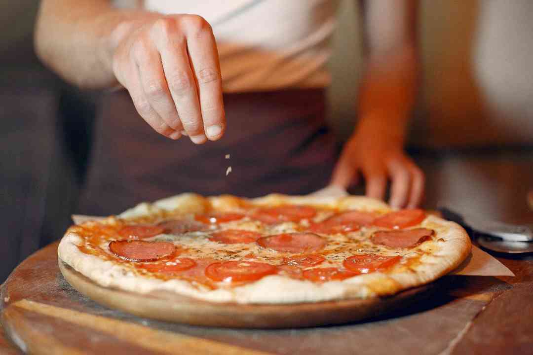 Vagas são para os cursos de “Fabricação de Pizzas e Salgados Assados” e “Modelagem de Roupas”; inscrições seguem até o dia 3 de agosto