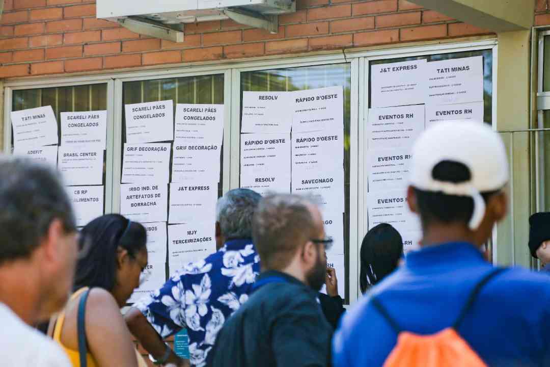 São vagas em diversas áreas como auxiliar de costureira, carpinteiro, encarregado de obras e zelador; frentista, jardineiro e interessados devem comparecer ao PAT com documentos pessoais