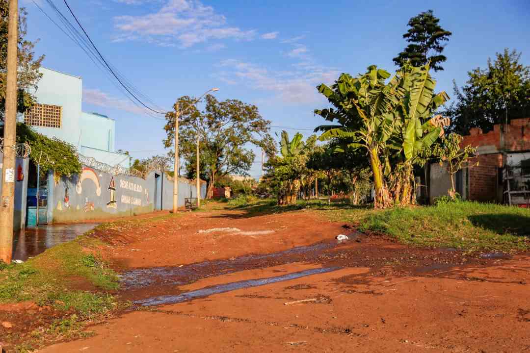 Prefeito e secretários visitam Avenida dos Andradas para viabilizar asfaltamento em trecho da Creche Auta de Souza