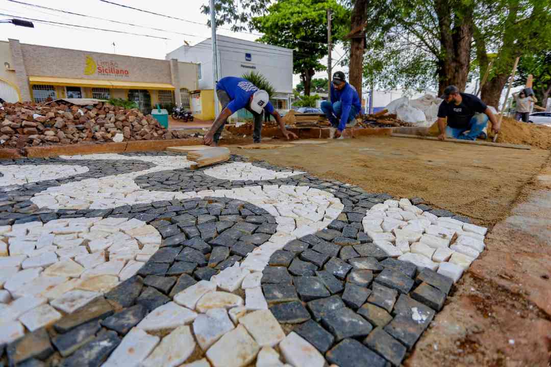 Canteiro da Nove de Julho em frente ao túnel recebe calçamento como o de Copacabana