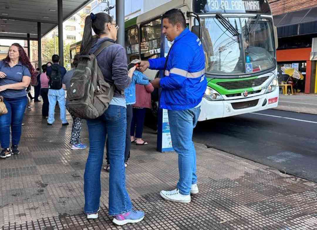 Educamóvel esteve em várias regiões com distribuição de folhetos sobre segurança no trânsito