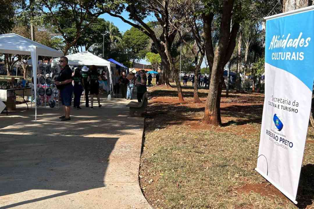 Domingo foi dia de Feira de Artesanato na Praça José Mortari