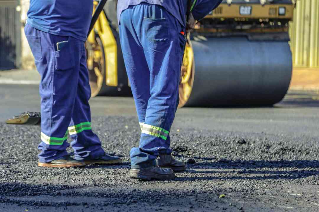 Levando asfalto novo a seis bairros, nesta semana, prefeitura finaliza mais um lote do Ribeirão Mobilidade