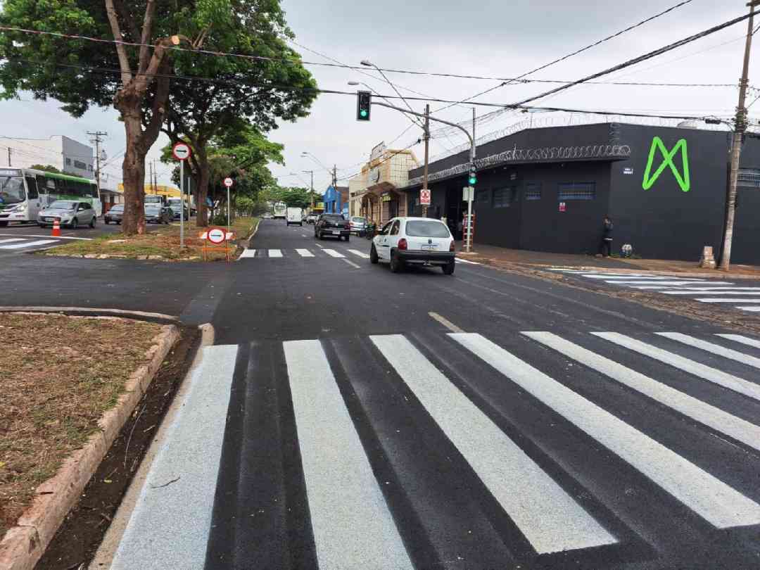 Equipamento instalado no cruzamento da via com a rua Amparo visa mais segurança aos pedestres