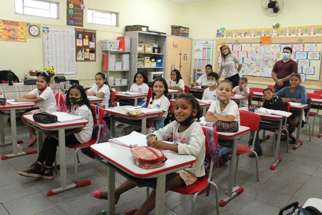 Segundo professor na sala de aula veio reforçar o aprendizado dos 12.252 estudantes dos 1º aos 5º anos do ensino fundamental