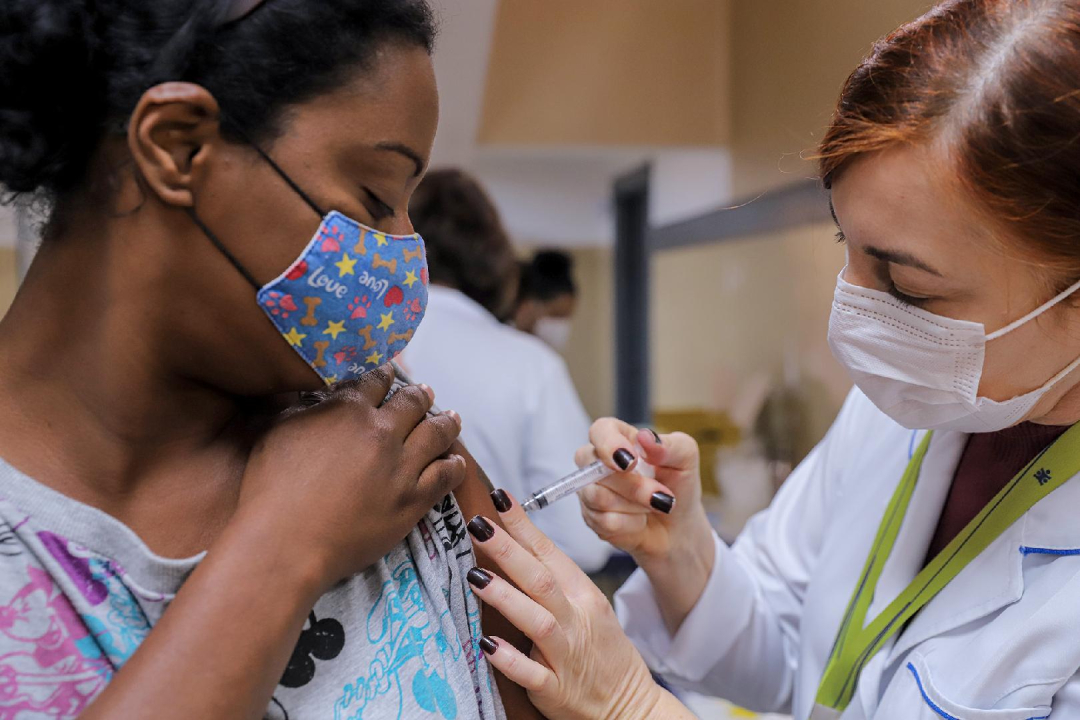 Saúde alerta população sobre campanha de vacinação contra gripe Influenza e Covid-19 e atualização da Caderneta de Vacina