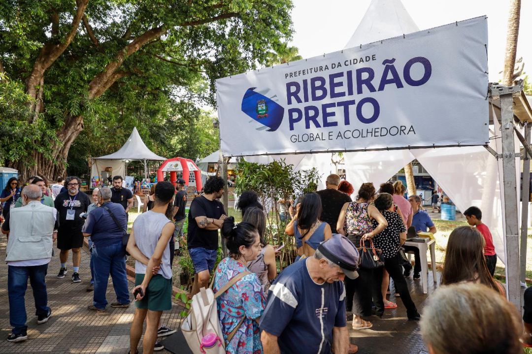 Destinação correta de resíduos, distribuição de mudas e adoção responsável de animais foram temas abordados durante o evento literário