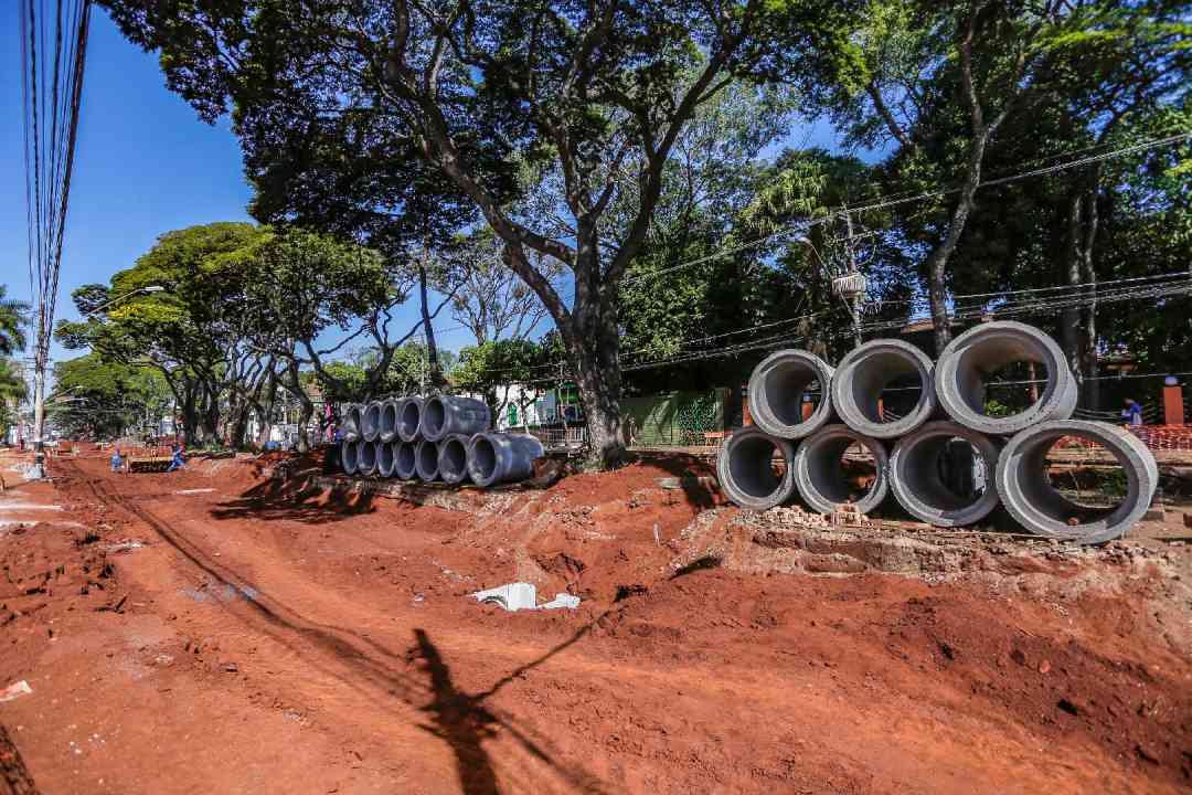 Próximo passo é reassentar os paralelepípedos, antes de liberar o trecho; com previsão de dois meses para cada trecho, obra começou em 20/06