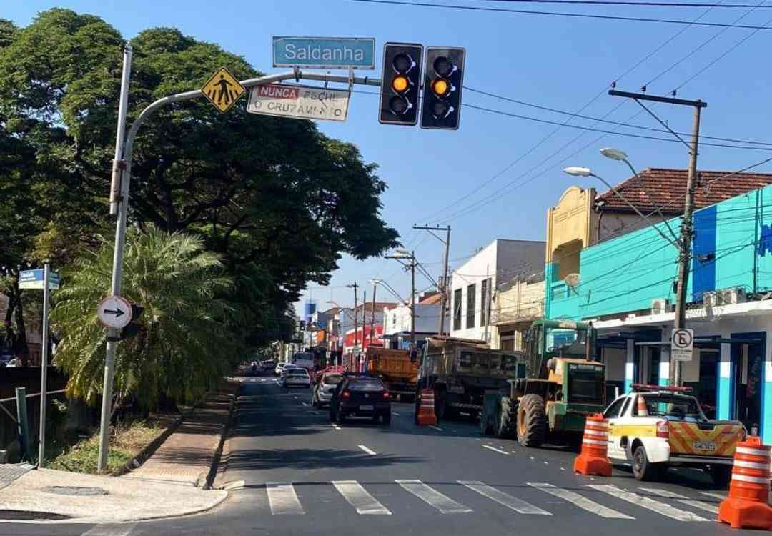 Bloqueio da faixa de rolagem da direita, na pista Centro/Bairro, entre as ruas Saldanha Marinho e Amador Bueno, ocorrerá por 21 dias