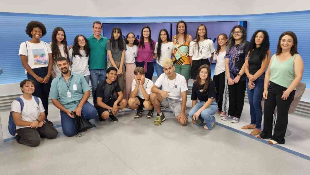 Alunos da rede municipal, selecionados no “EPTV na Escola” visitam estúdios da emissora