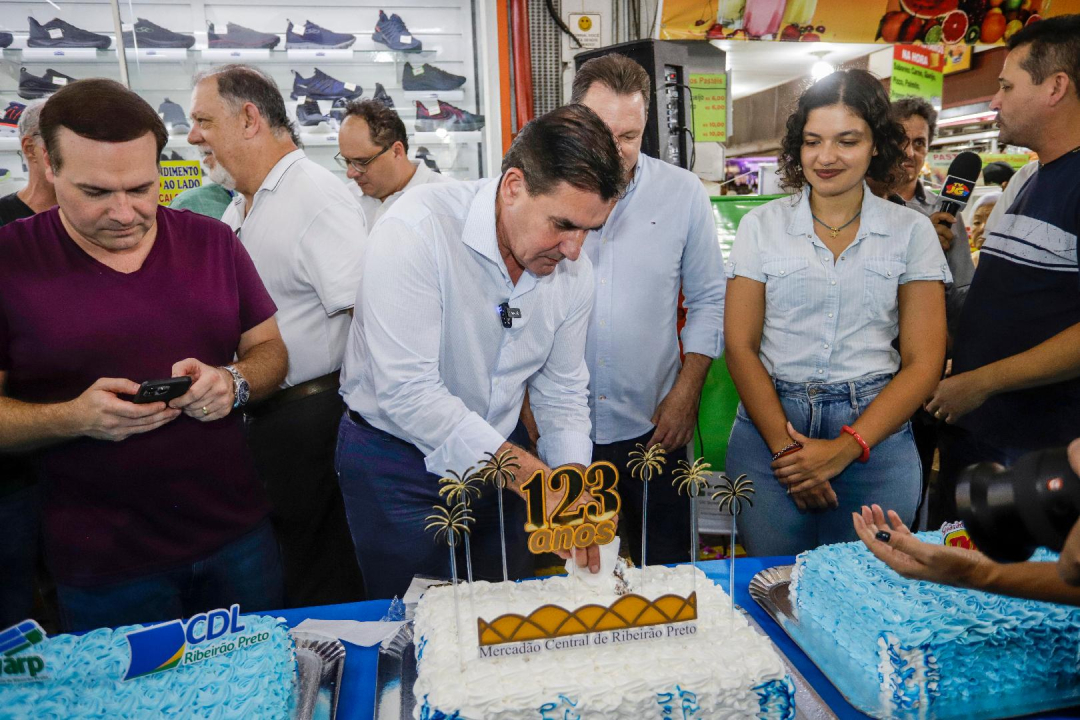 Aniversário teve festa com bolo e outras guloseimas durante toda a quinta; cartão-postal do Centro, local recebe 84 mil pessoas por mês