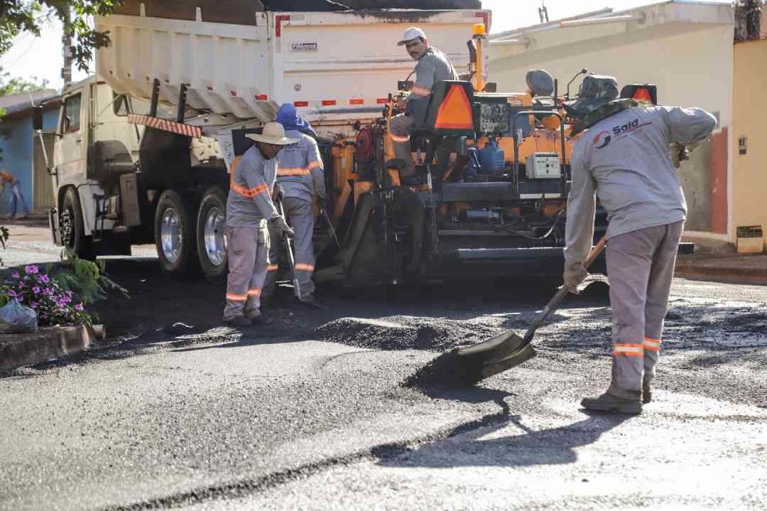 Serviço começou pelo bairro Jardim Arlindo Laguna, onde dez ruas recebem o serviço (fotos); Ribeirão Mobilidade já beneficiou 120 bairros desde 2017