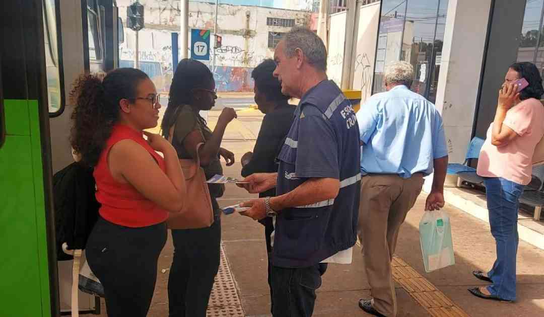 Fiscais do Transporte fazem ação para avisar sobre nova linha de ônibus