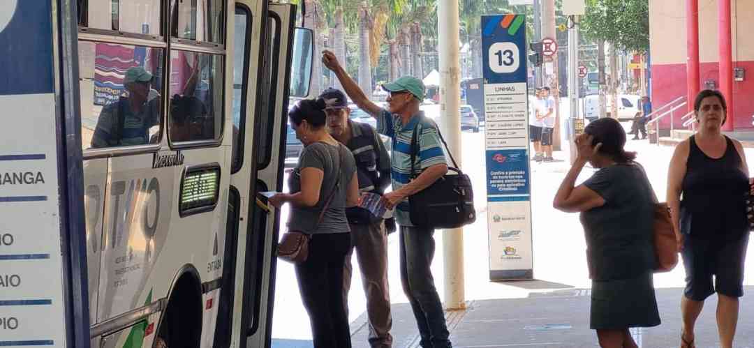 Fiscais do Transporte fazem ação para conscientizar sobre nova linha de ônibus