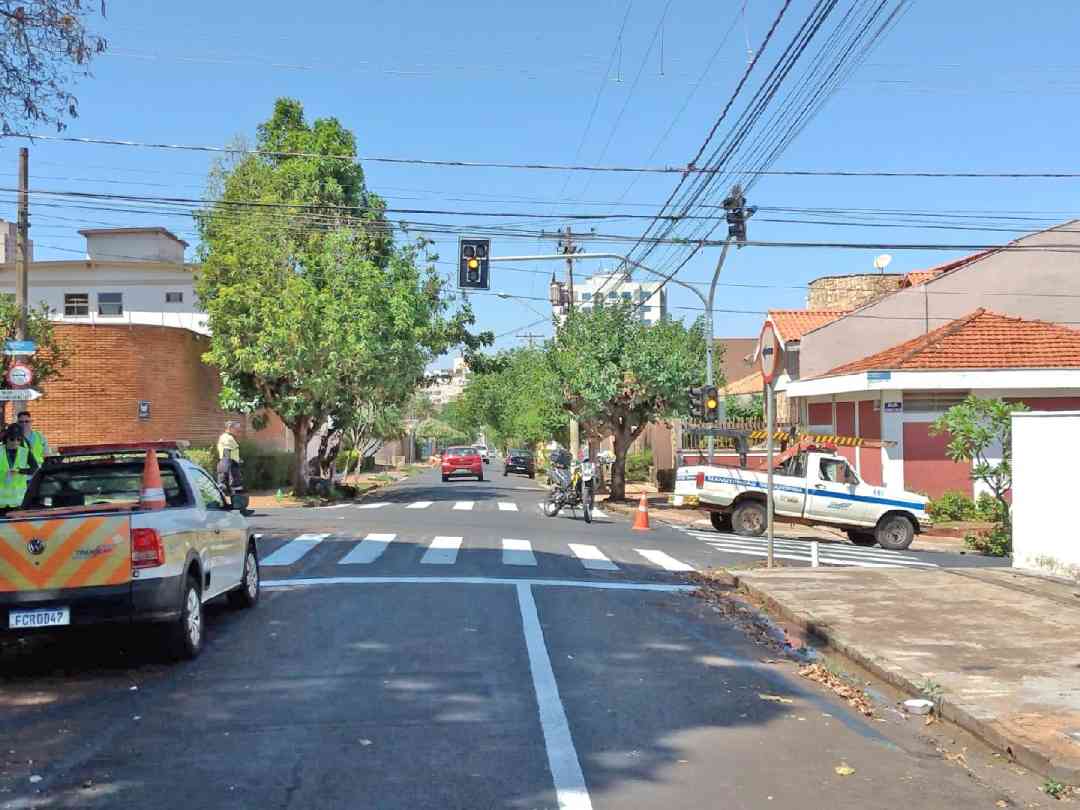 Novo semáforo inicia funcionamento no Jardim Macedo