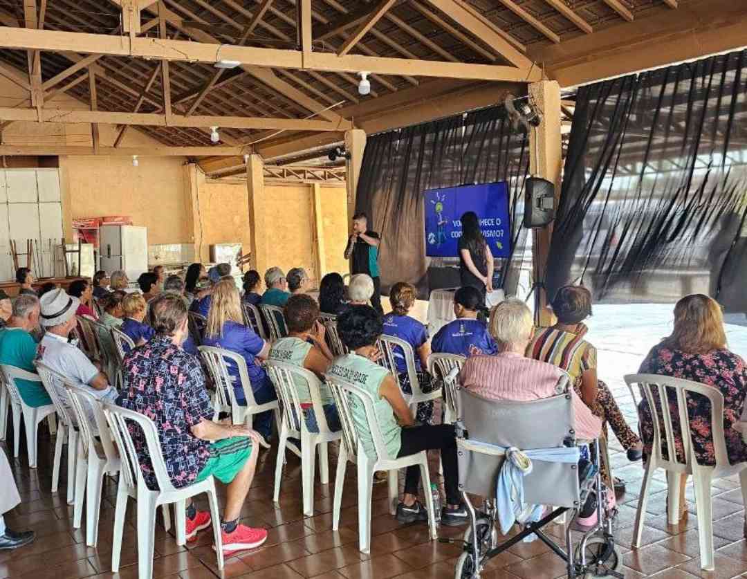 Palestra alerta idosos sobre violência financeira