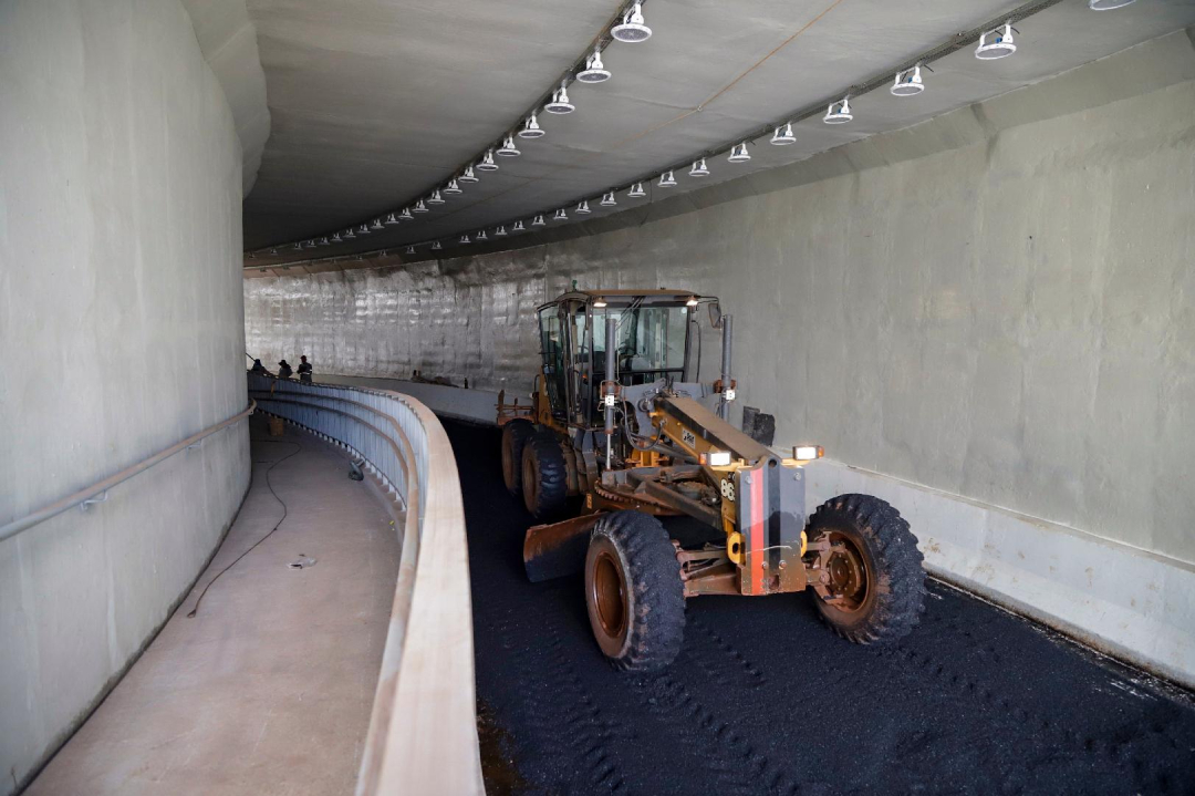 Pista dentro do túnel já está preparada para receber asfaltamento definitivo neste sábado