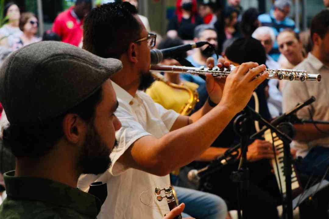 Apresentações do projeto são gratuitas e acontecem às sextas-feiras, às 19h, na Praça Sete de Setembro, com grupos locais de choro