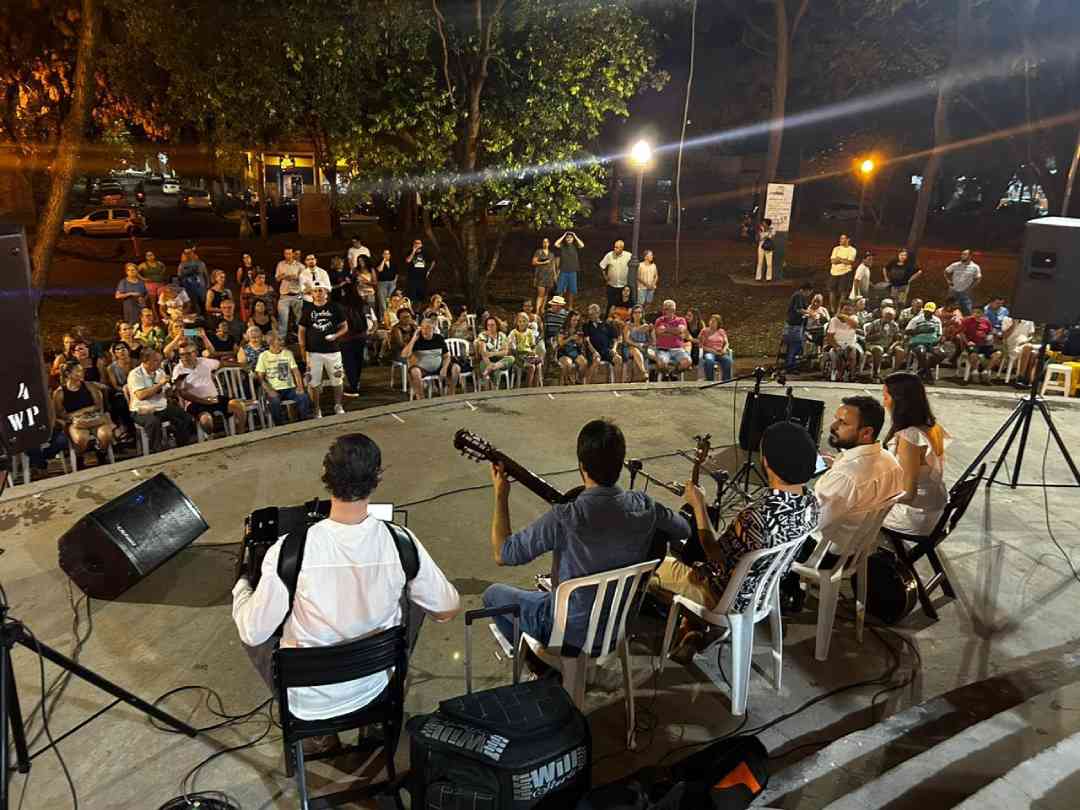 Dupla de cantores se apresentou junto ao grupo Choro da Casa, trazendo a era de ouro do rádio para o público presente