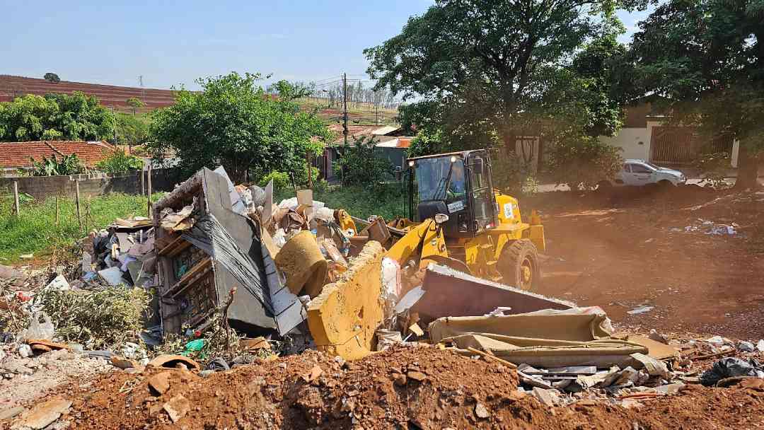 Ação de limpeza na avenida Patriarca retira mais de 270 toneladas de resíduos descartados irregularmente