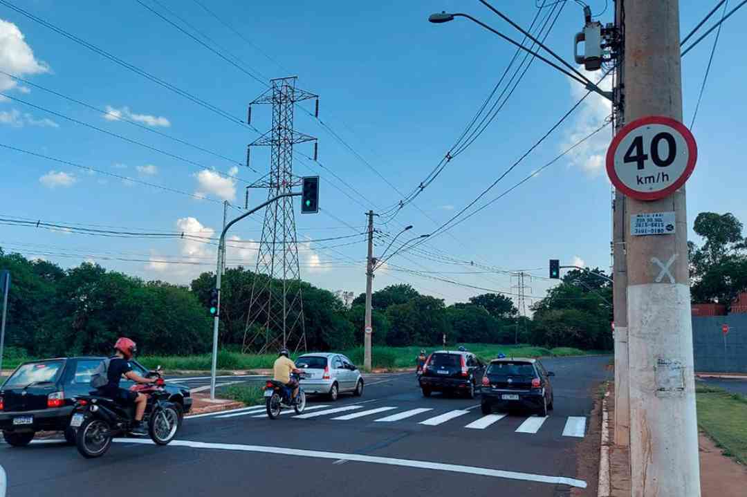 Conjunto semafórico inicia funcionamento na Via Norte