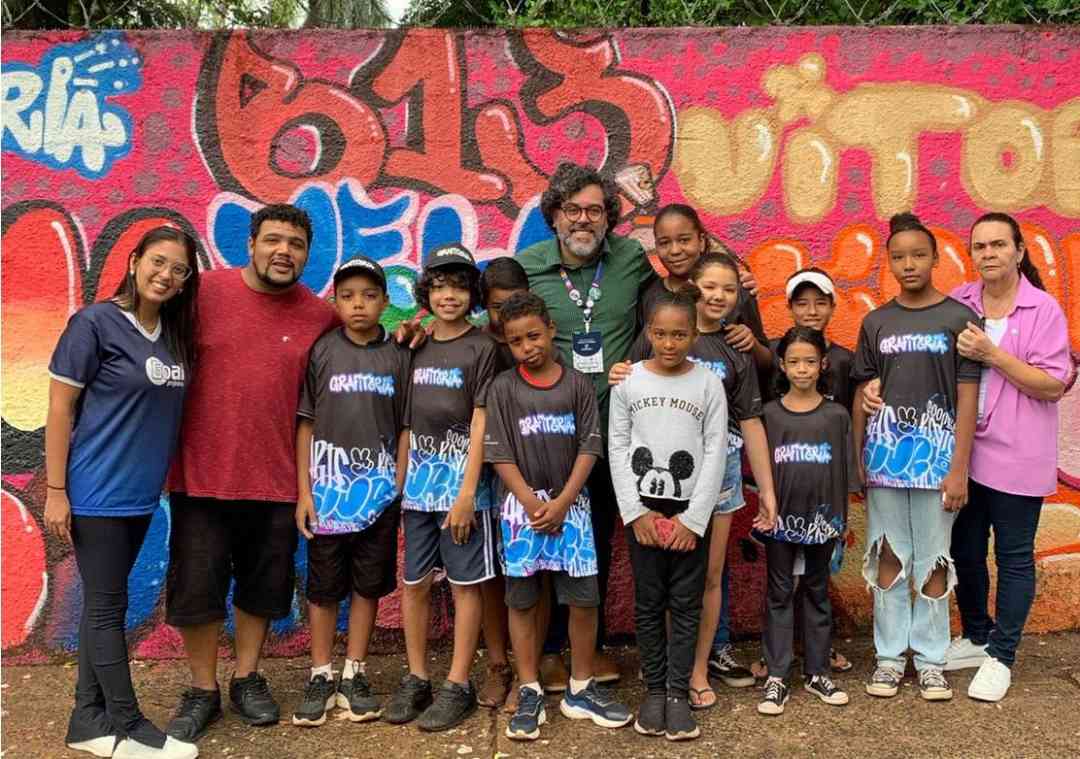 Alunos construíram imagens e palavras que foram para os muros em frente ao Centro Cultural Quintino Facci II