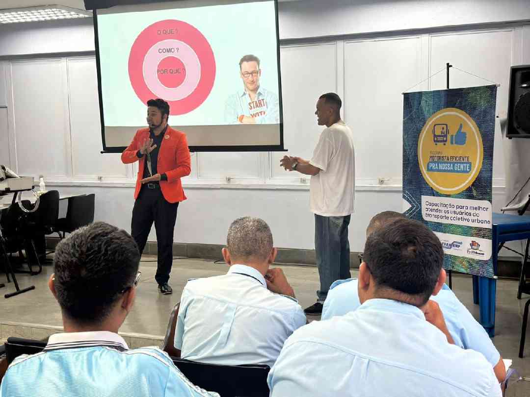 Duas turmas de motoristas de ônibus se formam em programa de capacitação profissional