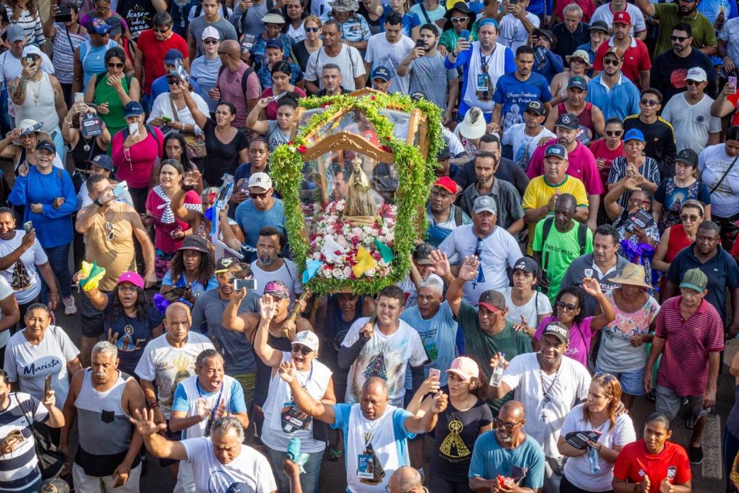 Emoção e devoção marcaram o percurso de 12 km entre a Câmara Municipal a Bonfim Paulista