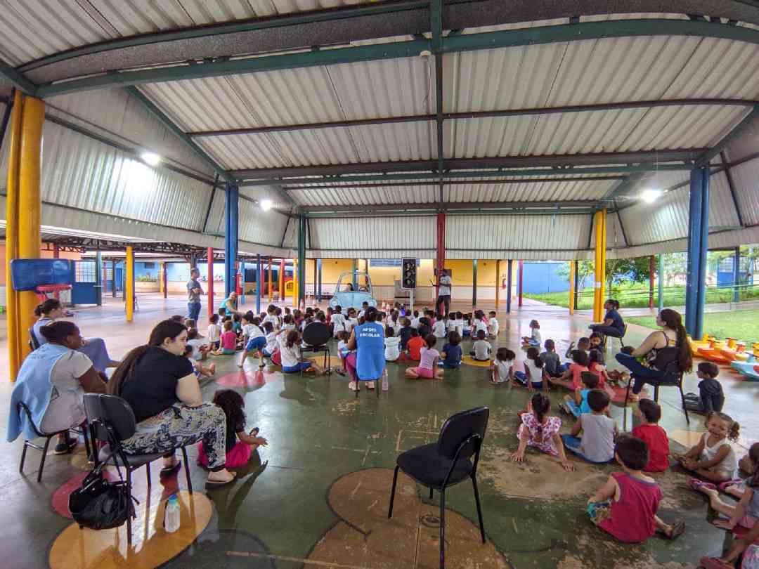 Crianças aprenderam noções básicas do trânsito com apoio de semáforos e placas de sinalização