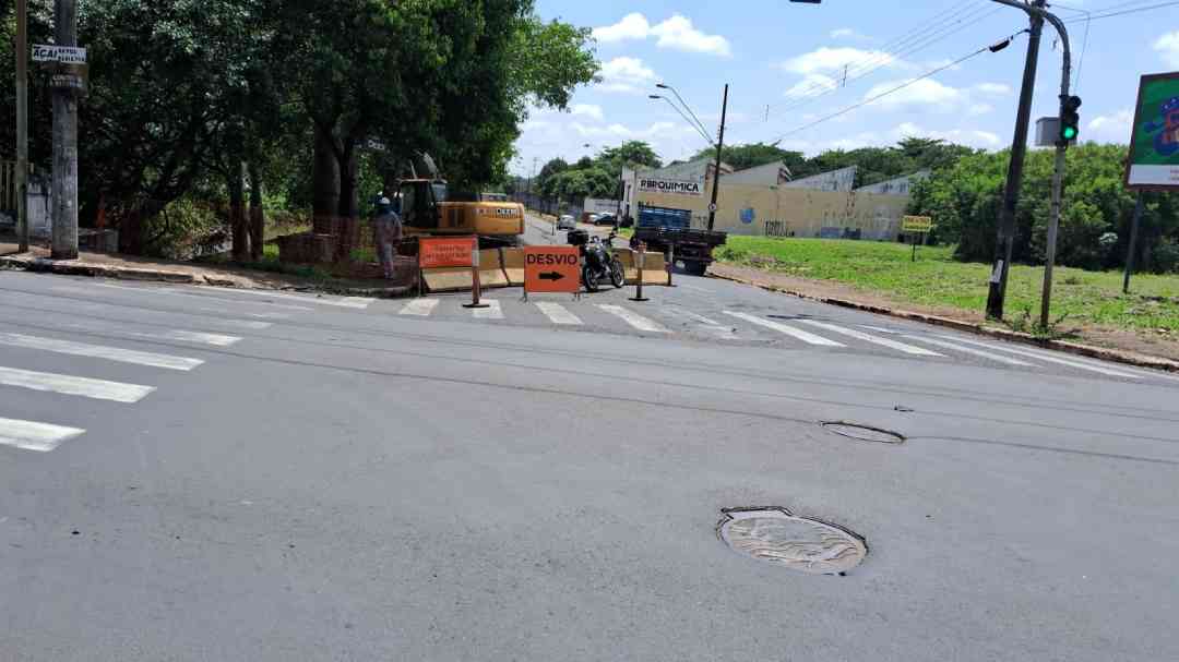 Bloqueio ocorre no cruzamento da via com a rua Pernambuco; previsão de término do fechamento é de seis dias