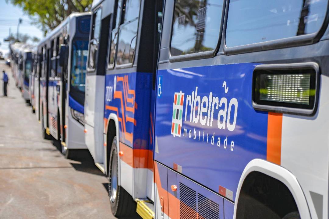 Seis linhas de ônibus têm trajeto alterado durante interdição na rua Pernambuco