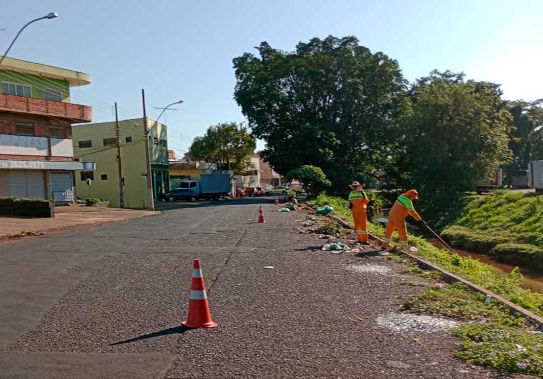 Serviços de limpeza, capina de meio fio, coleta de troncos e galhos foram executados