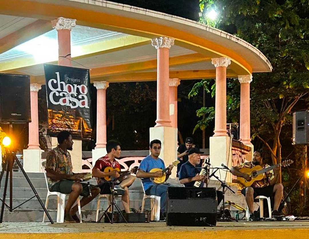 População que foi a Praça Sete de Setembro na última sexta-feira, 24, se divertiu com obras da cultura popular com músicos tradicionais