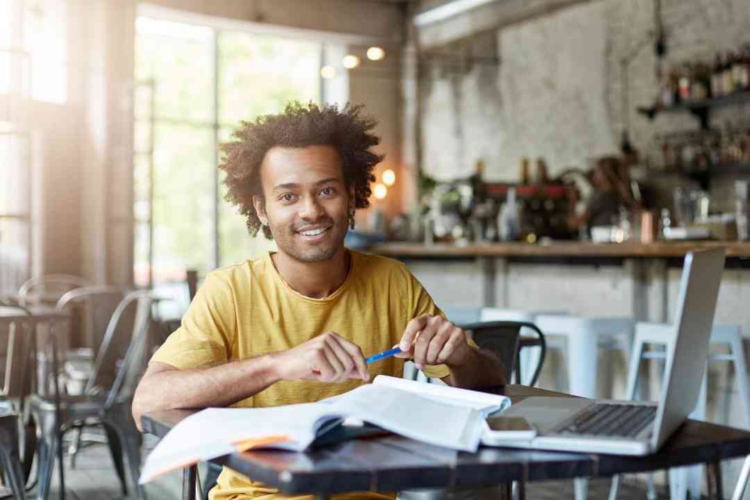 Mais de 39% dos Microempreendedores Individuais registrados na cidade em outubro são de pessoas de 21 a 30 anos; saldo geral mantém positivo