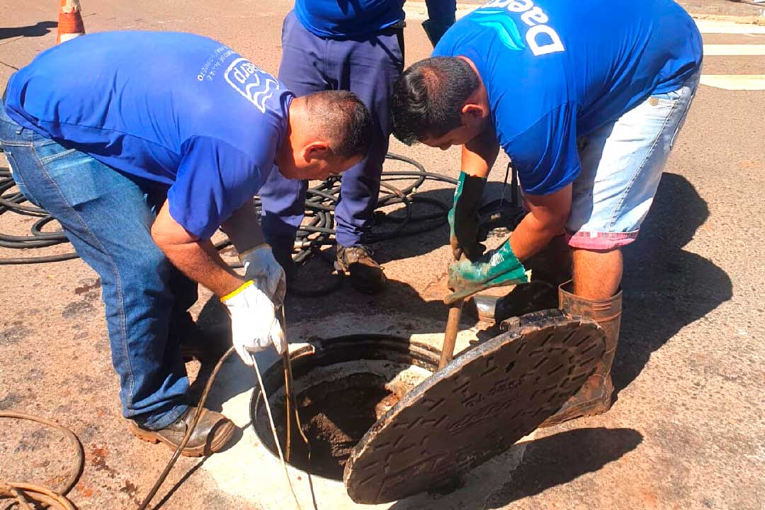 Mais de mil desobstruções em rede de esgoto são realizadas por mês em Ribeirão Preto