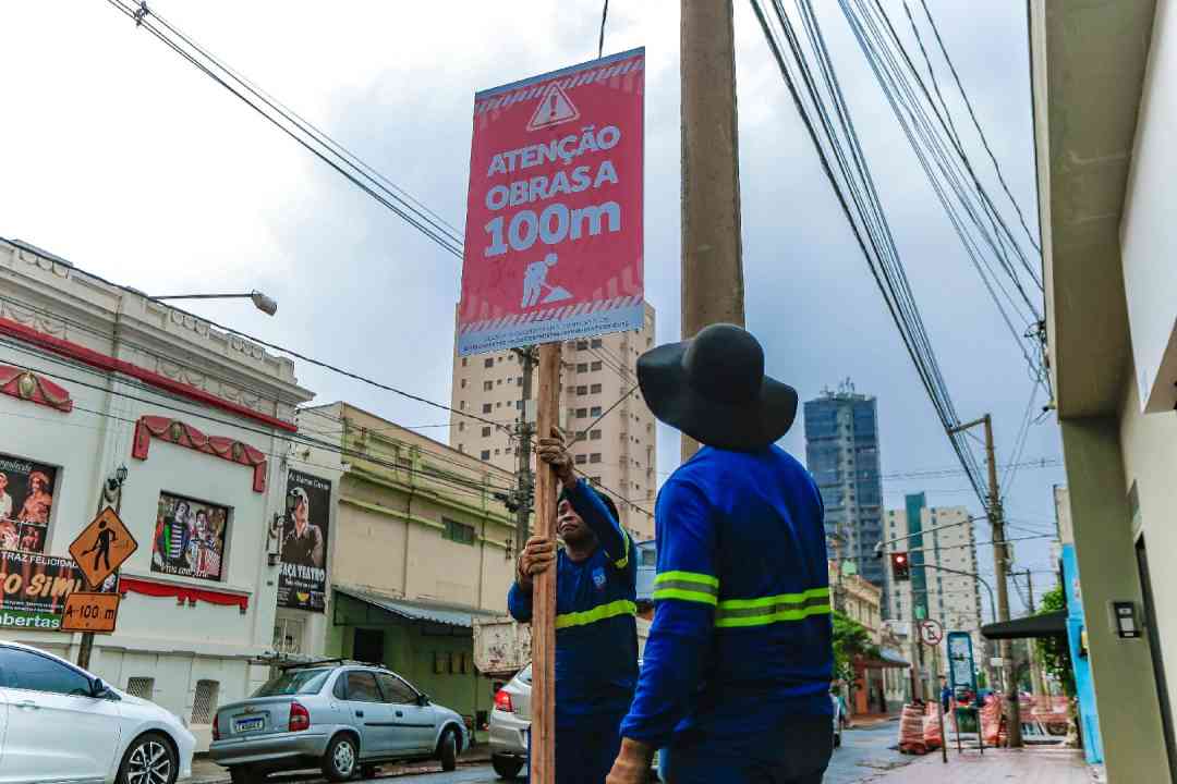 As placas foram colocadas para orientar e alertar os motoristas